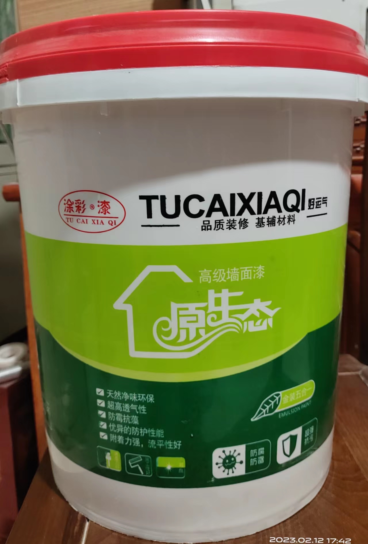 與砌筑砂漿相比，抹面砂漿具有的特點
